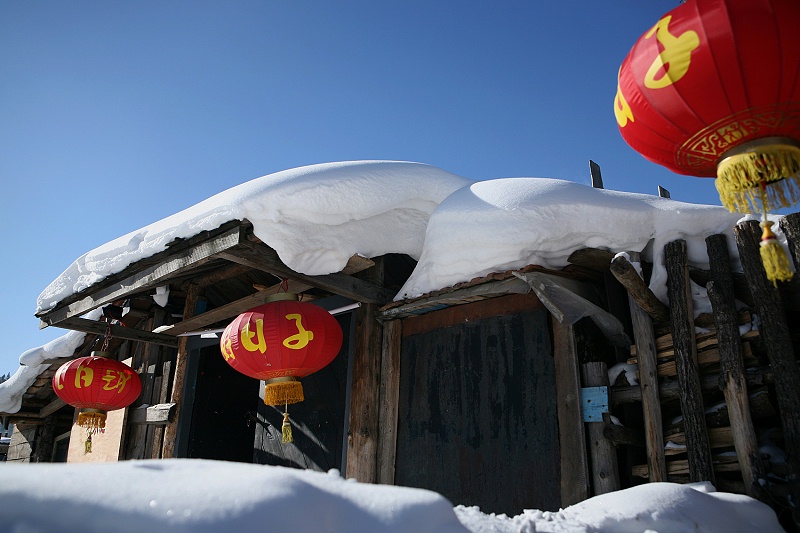 雪屋里掛著紅燈籠。